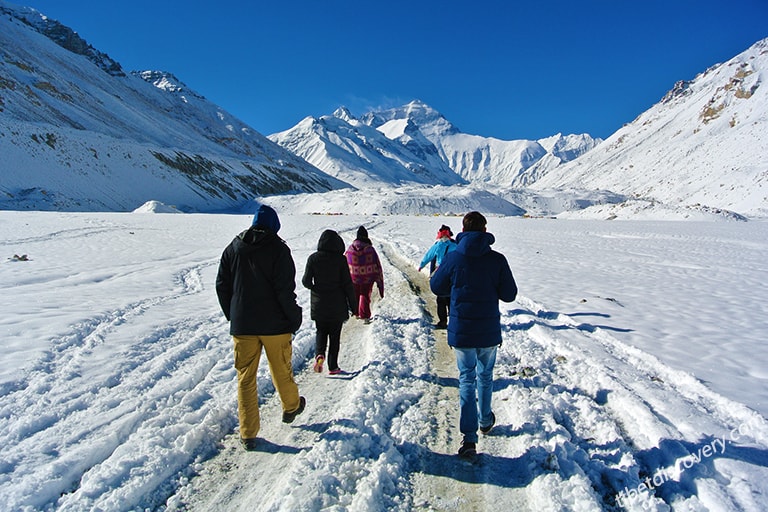 Walking Around on Mount Everest Walking Around on Mount Everest