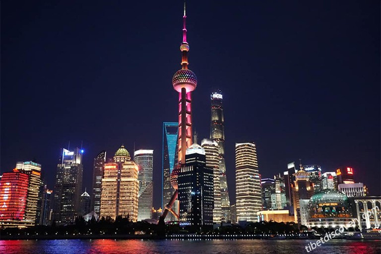 Appreciate the amazing night view of the Bund Appreciate the amazing night view of the Bund