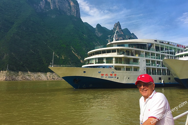 Our Guest Lone took a photo with a Yangtze River Cruise Our Guest Lone took a photo with a Yangtze River Cruise